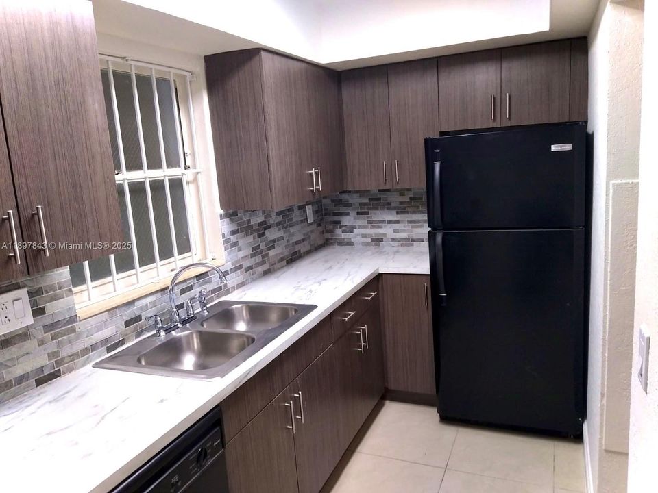 В аренду: $1,900 (1 спален, 1 ванн, 700 Квадратных фут)