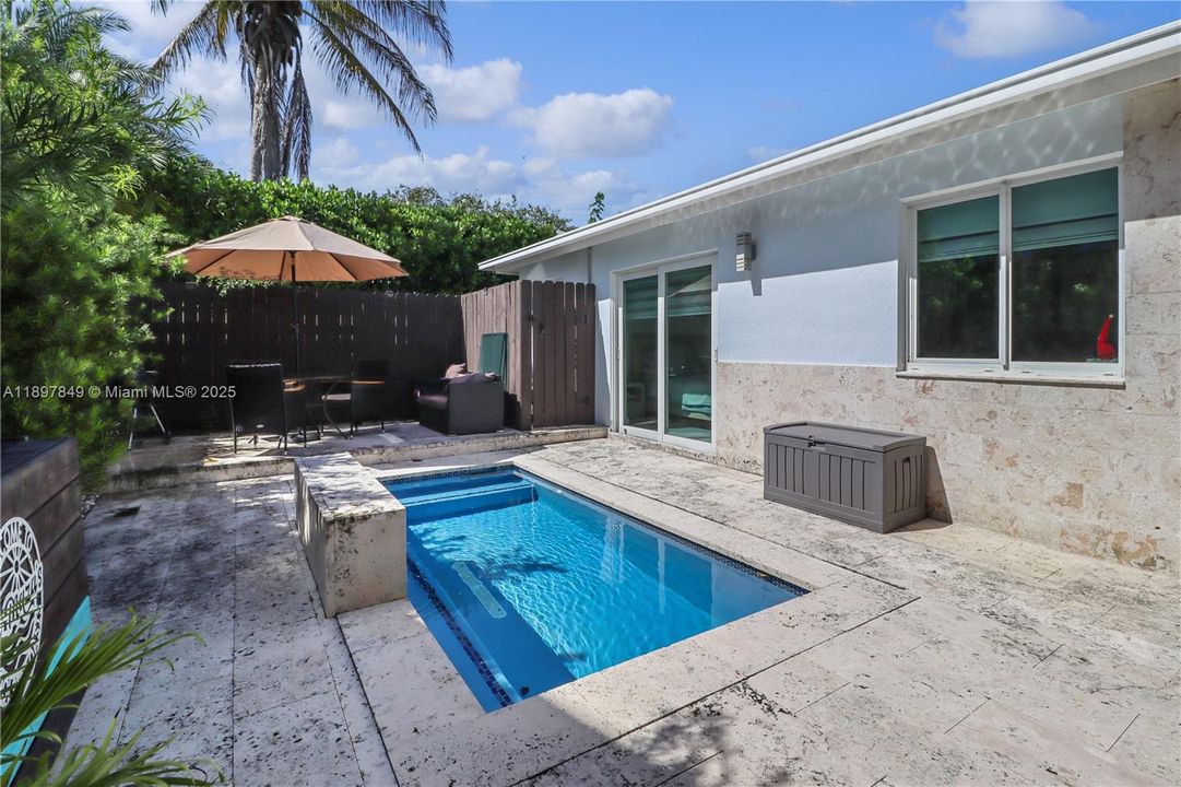 合同活跃: $3,500 (3 贝兹, 3 浴室, 1325 平方英尺)