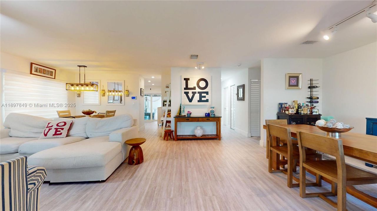 合同活跃: $3,500 (3 贝兹, 3 浴室, 1325 平方英尺)