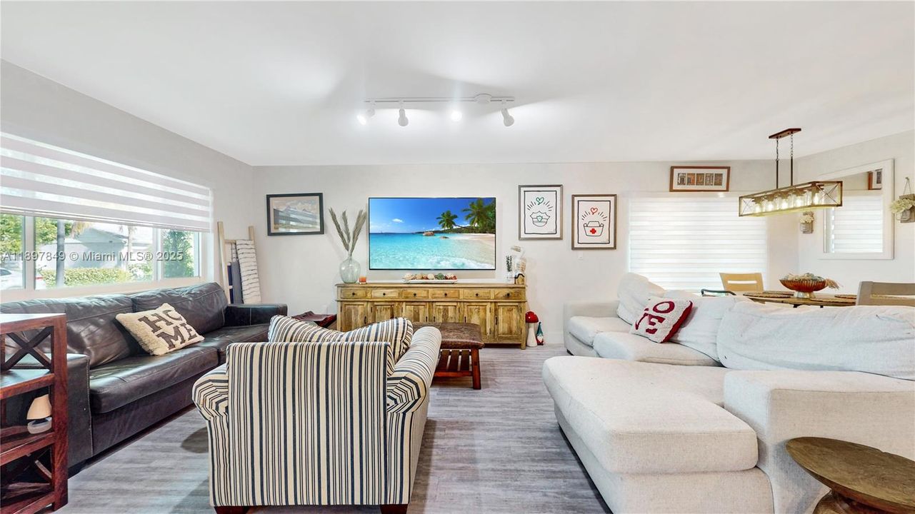 合同活跃: $3,500 (3 贝兹, 3 浴室, 1325 平方英尺)