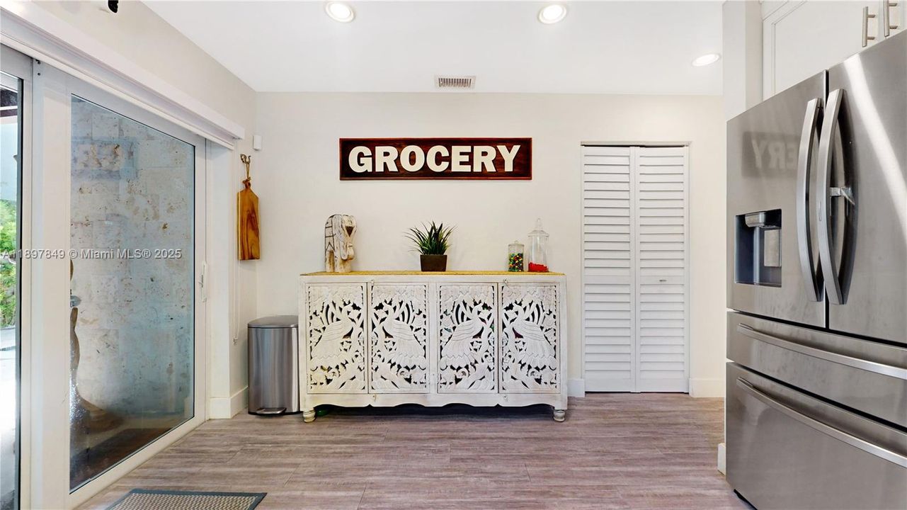 合同活跃: $3,500 (3 贝兹, 3 浴室, 1325 平方英尺)