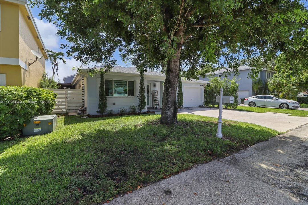 合同活跃: $3,500 (3 贝兹, 3 浴室, 1325 平方英尺)