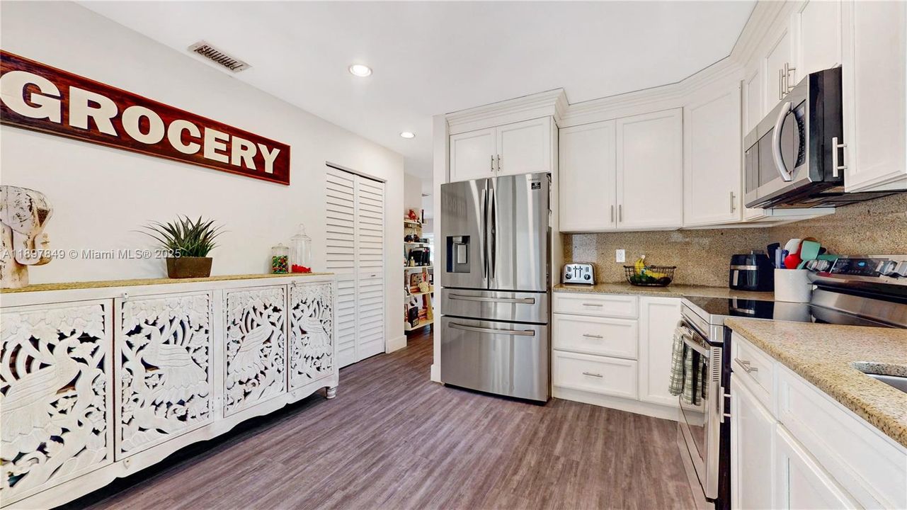 合同活跃: $3,500 (3 贝兹, 3 浴室, 1325 平方英尺)