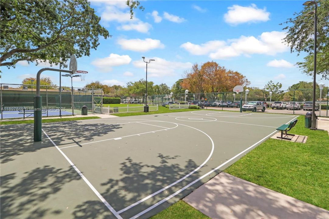 合同活跃: $3,500 (3 贝兹, 3 浴室, 1325 平方英尺)