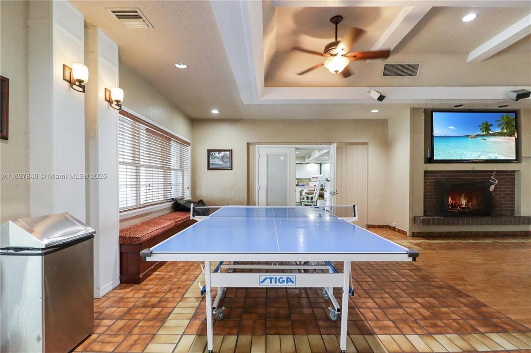 合同活跃: $3,500 (3 贝兹, 3 浴室, 1325 平方英尺)