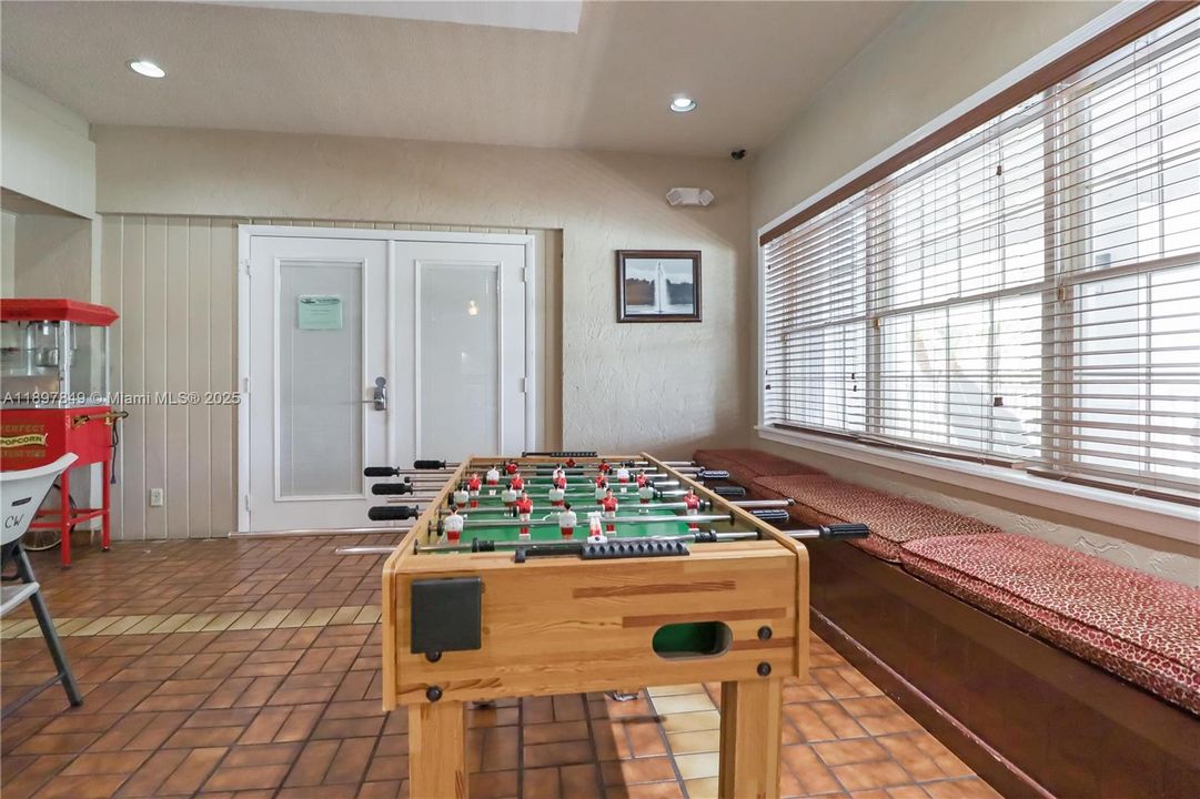 合同活跃: $3,500 (3 贝兹, 3 浴室, 1325 平方英尺)