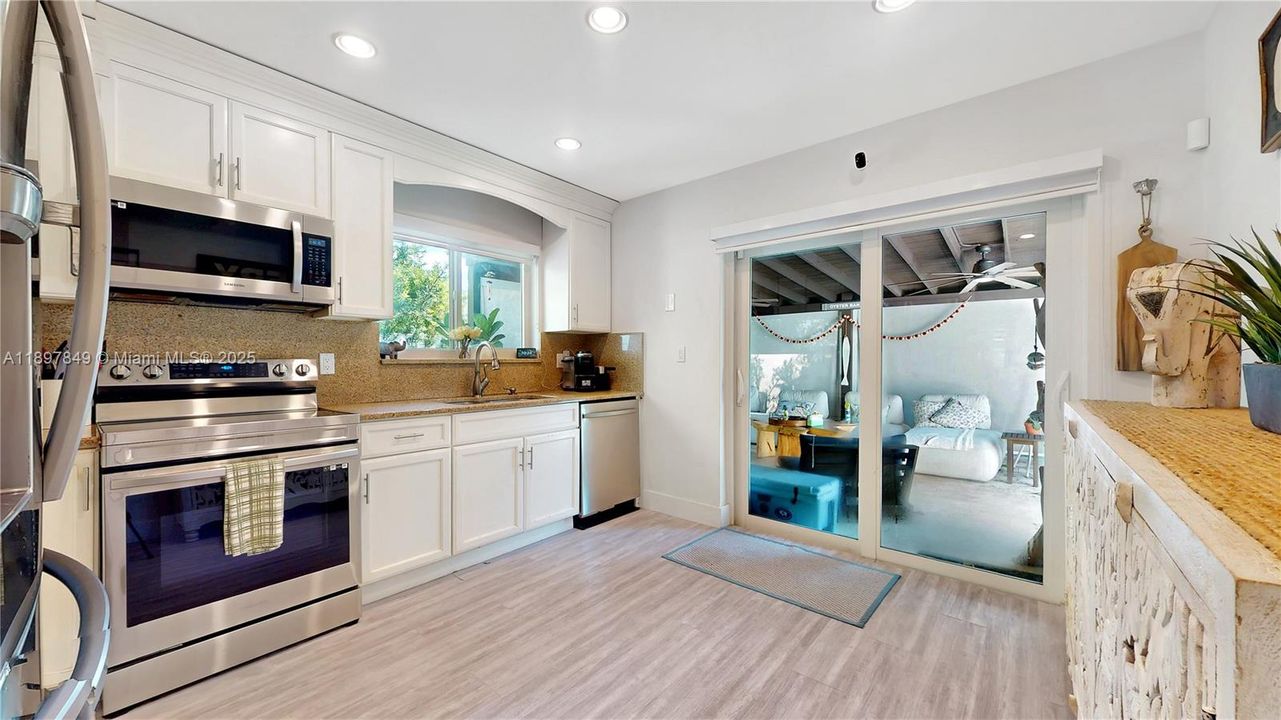 合同活跃: $3,500 (3 贝兹, 3 浴室, 1325 平方英尺)