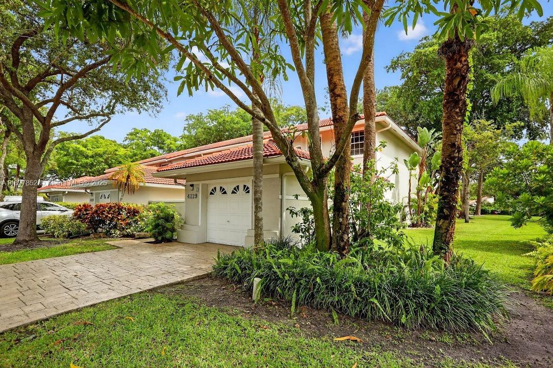 En Venta: $589,000 (4 camas, 4 baños, 2278 Pies cuadrados)