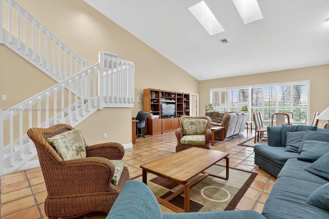 En Venta: $589,000 (4 camas, 4 baños, 2278 Pies cuadrados)