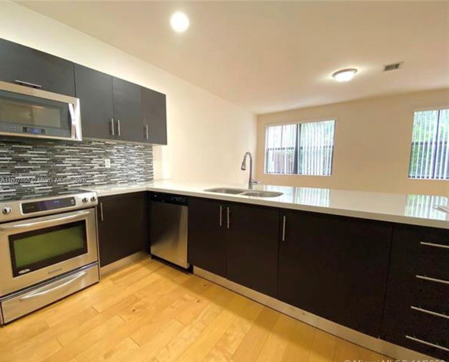 出租: $3,900 (3 贝兹, 2 浴室, 2021 平方英尺)