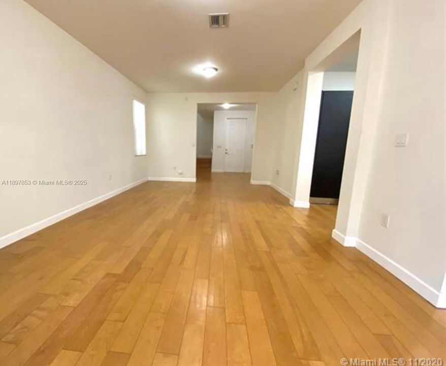 出租: $3,900 (3 贝兹, 2 浴室, 2021 平方英尺)