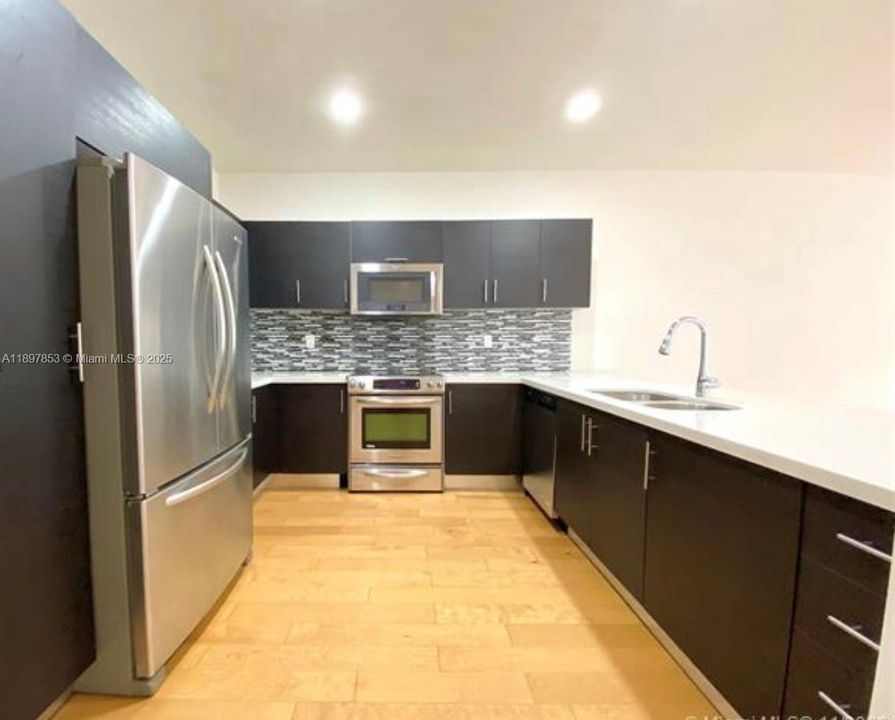 出租: $3,900 (3 贝兹, 2 浴室, 2021 平方英尺)