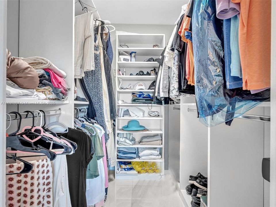 Master Bedroom Walk In Closet