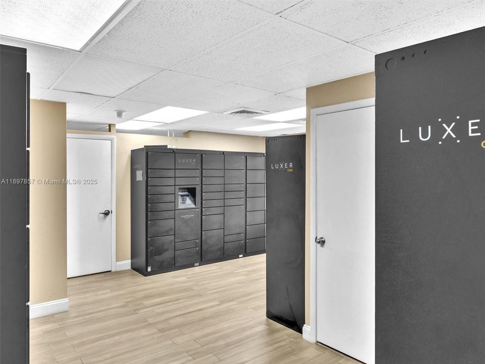 Luxer Package Room