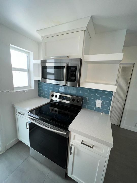 Active With Contract: $2,800 (1 beds, 1 baths, 725 Square Feet)