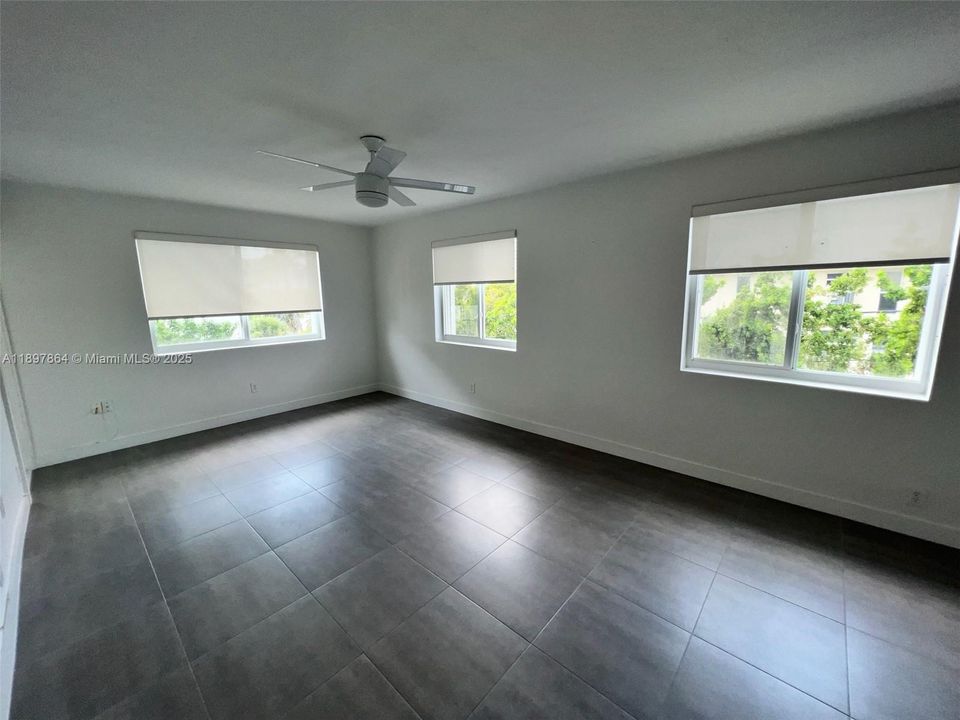 Active With Contract: $2,800 (1 beds, 1 baths, 725 Square Feet)