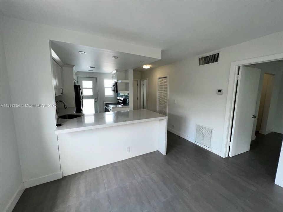 Active With Contract: $2,800 (1 beds, 1 baths, 725 Square Feet)