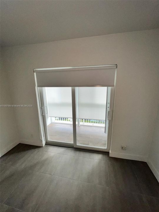 Active With Contract: $2,800 (1 beds, 1 baths, 725 Square Feet)