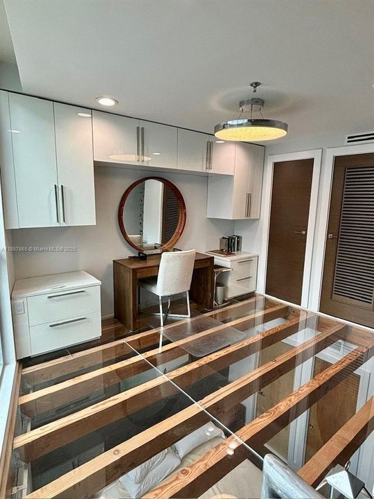 For Sale: $875,000 (1 beds, 1 baths, 804 Square Feet)