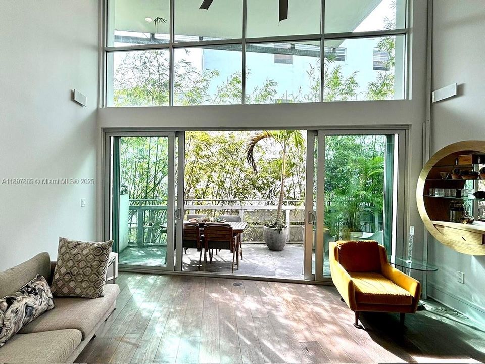 For Sale: $875,000 (1 beds, 1 baths, 804 Square Feet)