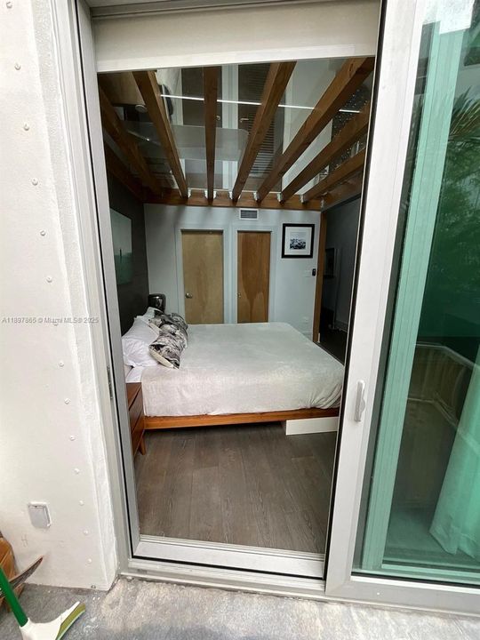 For Sale: $875,000 (1 beds, 1 baths, 804 Square Feet)