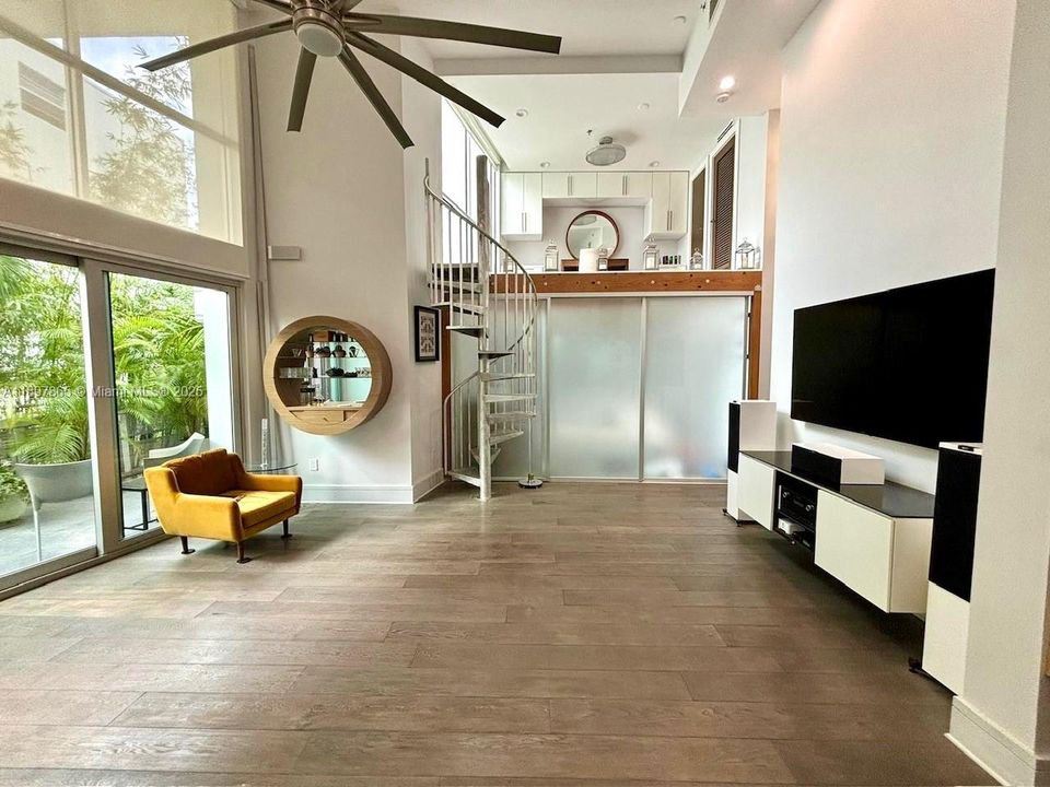 For Sale: $875,000 (1 beds, 1 baths, 804 Square Feet)