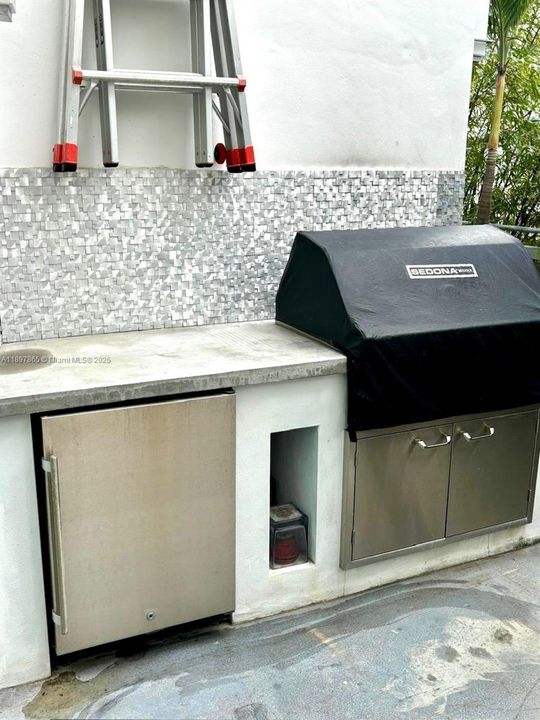 For Sale: $875,000 (1 beds, 1 baths, 804 Square Feet)