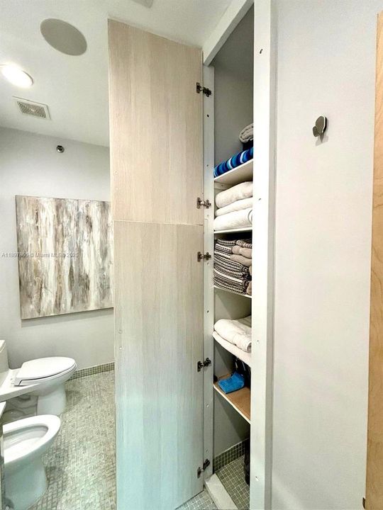 For Sale: $875,000 (1 beds, 1 baths, 804 Square Feet)