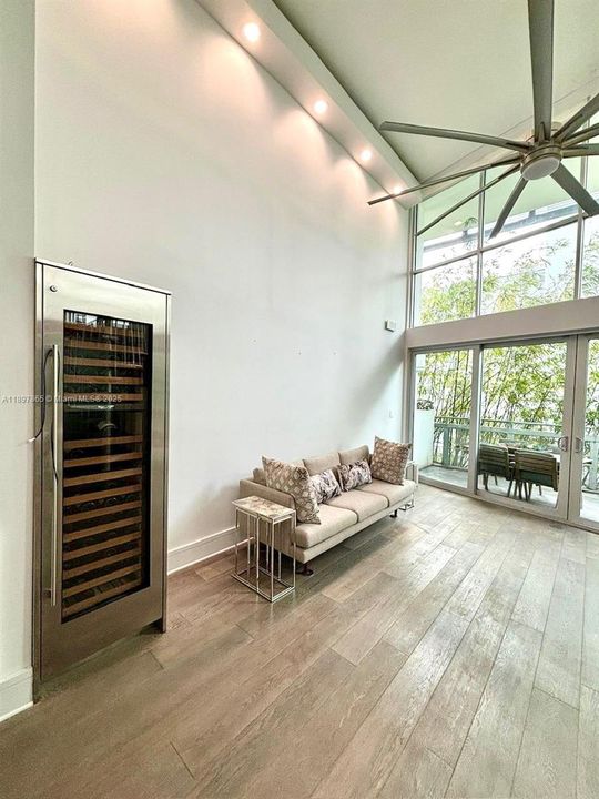 For Sale: $875,000 (1 beds, 1 baths, 804 Square Feet)