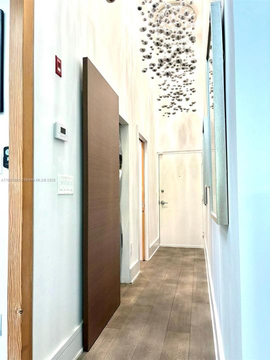 For Sale: $875,000 (1 beds, 1 baths, 804 Square Feet)