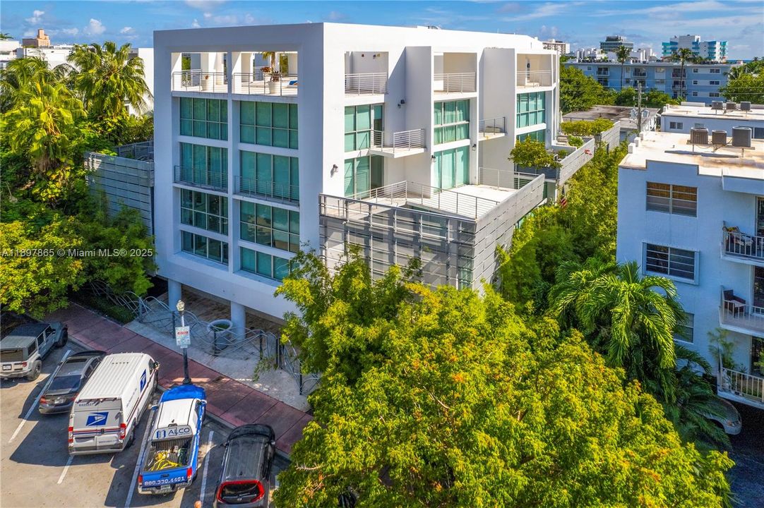 For Sale: $875,000 (1 beds, 1 baths, 804 Square Feet)