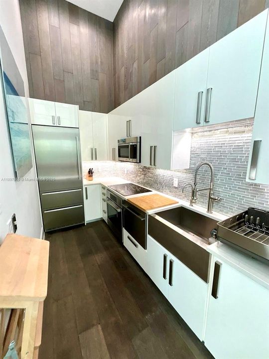 For Sale: $875,000 (1 beds, 1 baths, 804 Square Feet)