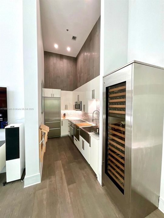 For Sale: $875,000 (1 beds, 1 baths, 804 Square Feet)