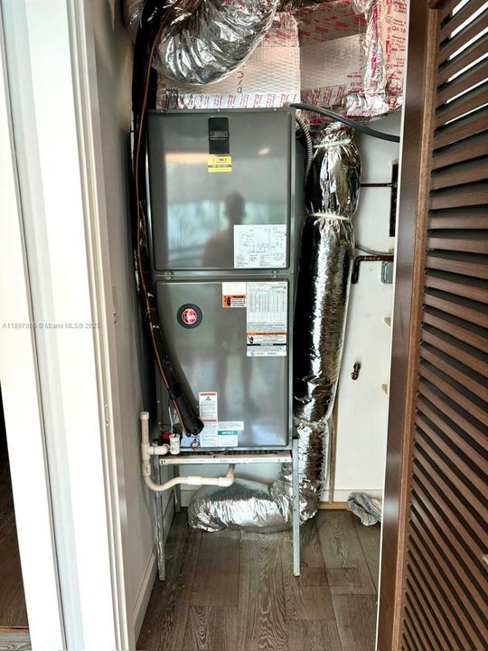 For Sale: $875,000 (1 beds, 1 baths, 804 Square Feet)