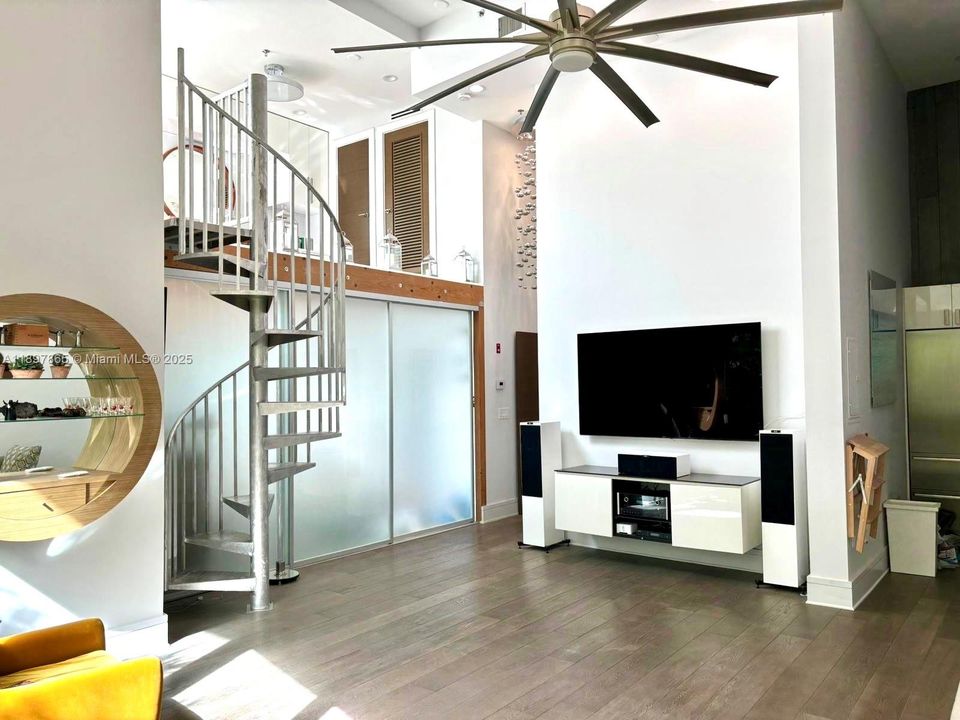 For Sale: $875,000 (1 beds, 1 baths, 804 Square Feet)