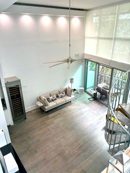For Sale: $875,000 (1 beds, 1 baths, 804 Square Feet)