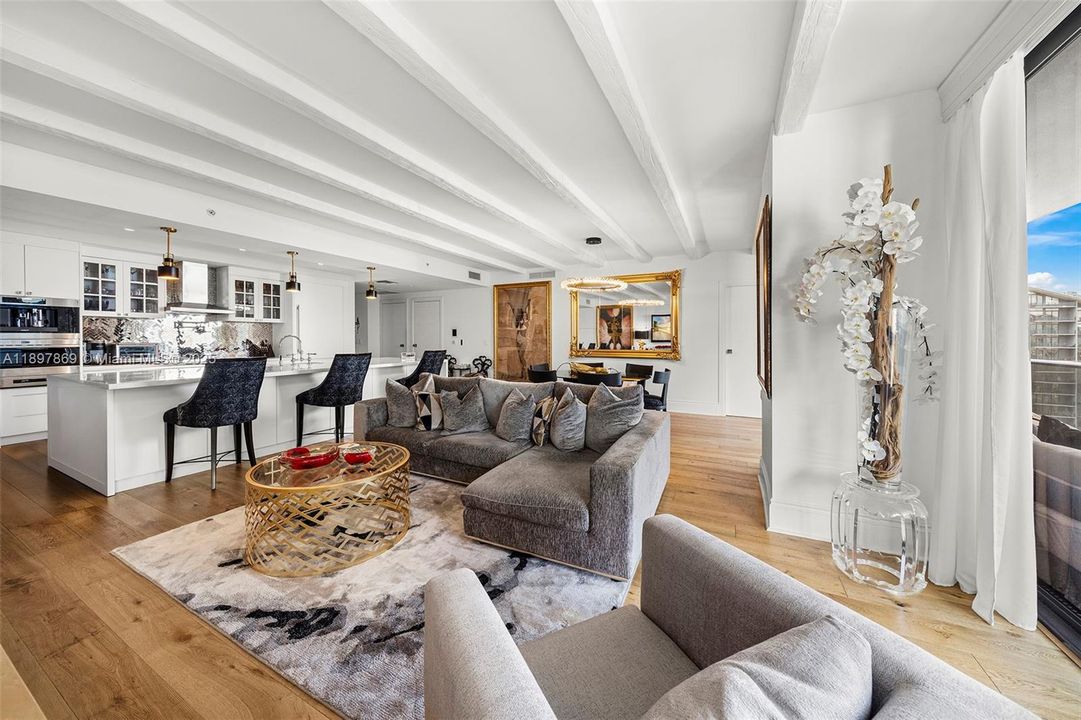 合同活跃: $1,625,000 (3 贝兹, 4 浴室, 1734 平方英尺)