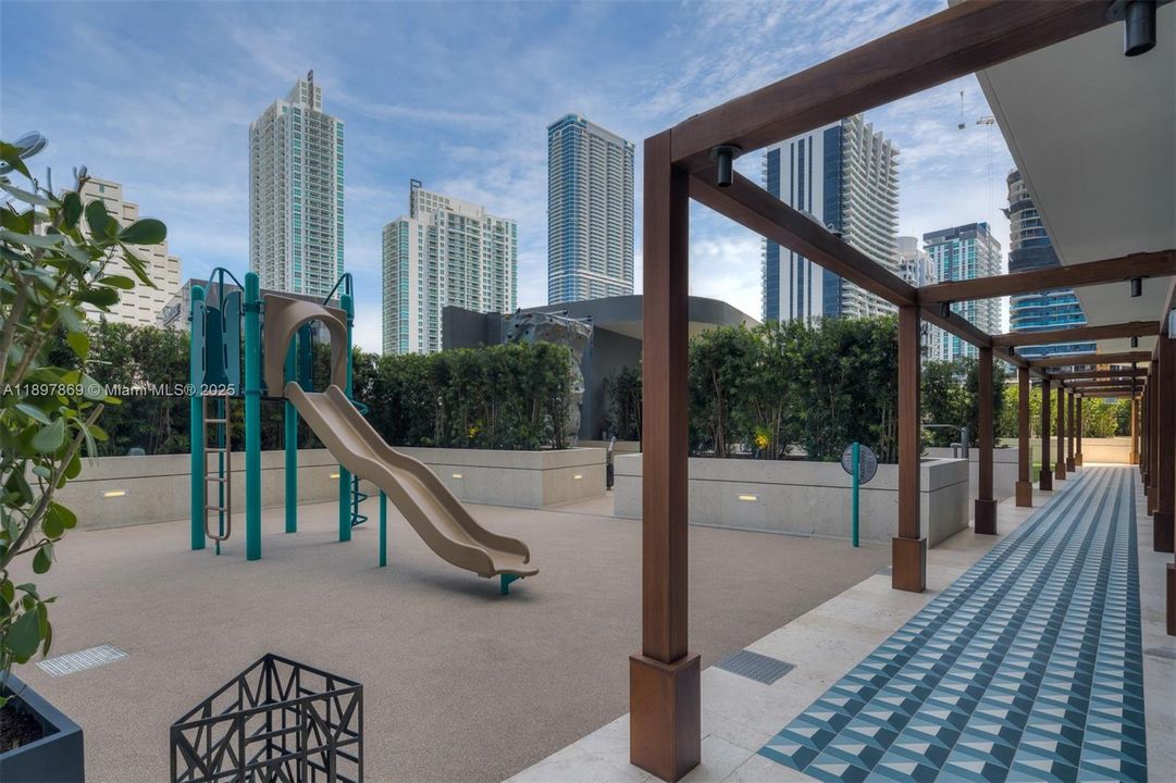 合同活跃: $1,625,000 (3 贝兹, 4 浴室, 1734 平方英尺)