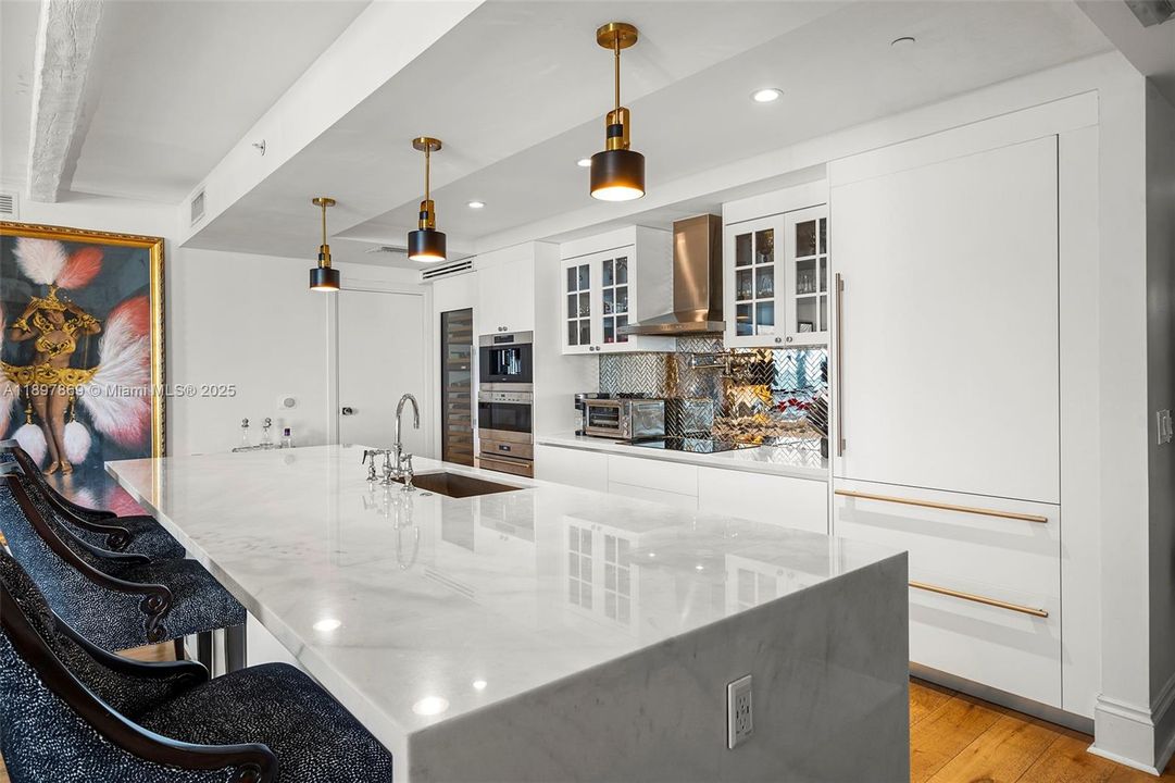 合同活跃: $1,625,000 (3 贝兹, 4 浴室, 1734 平方英尺)