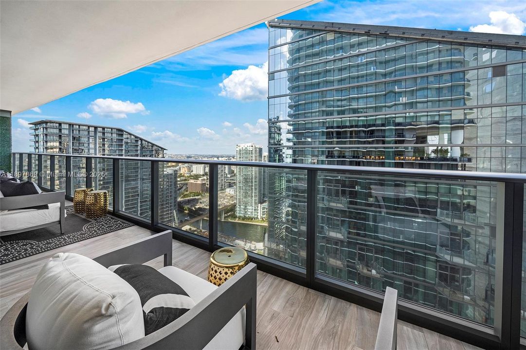 合同活跃: $1,625,000 (3 贝兹, 4 浴室, 1734 平方英尺)