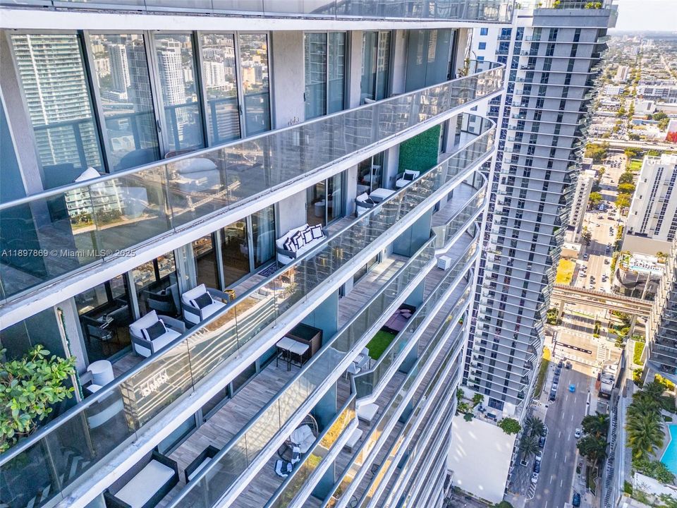 合同活跃: $1,625,000 (3 贝兹, 4 浴室, 1734 平方英尺)