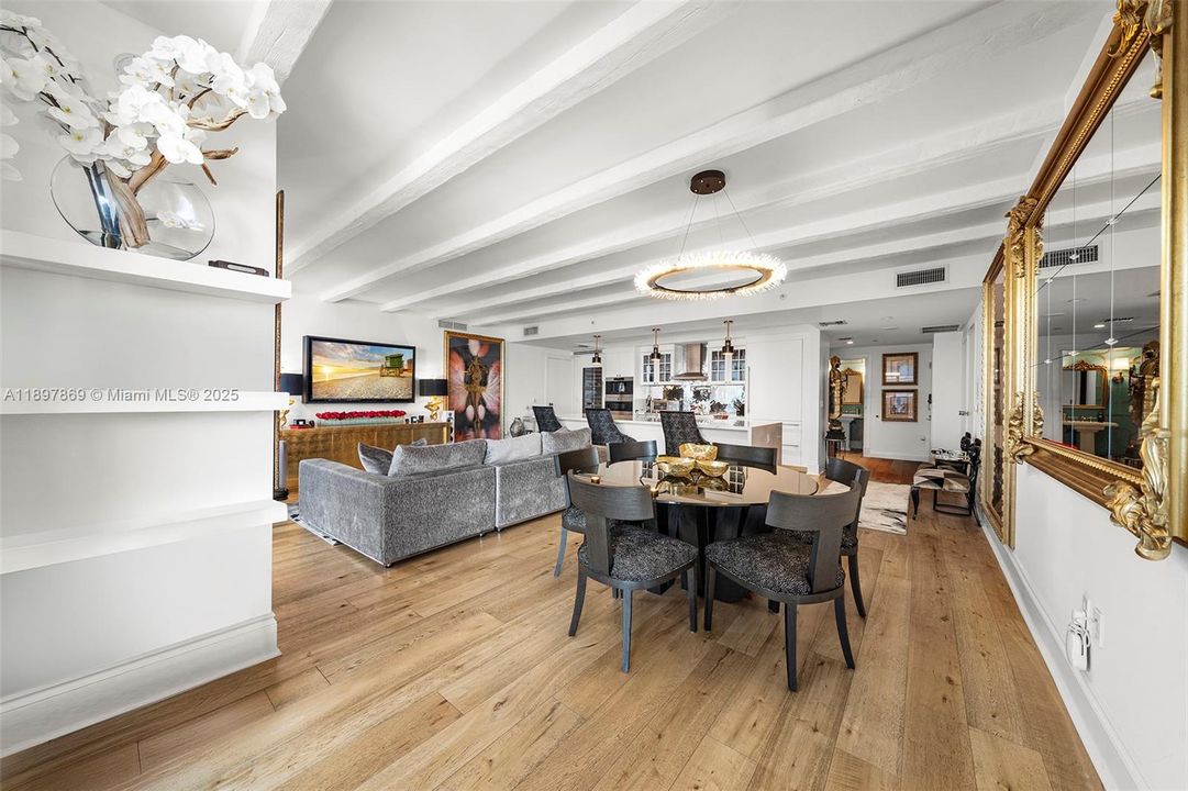 合同活跃: $1,625,000 (3 贝兹, 4 浴室, 1734 平方英尺)