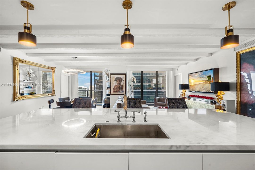 合同活跃: $1,625,000 (3 贝兹, 4 浴室, 1734 平方英尺)