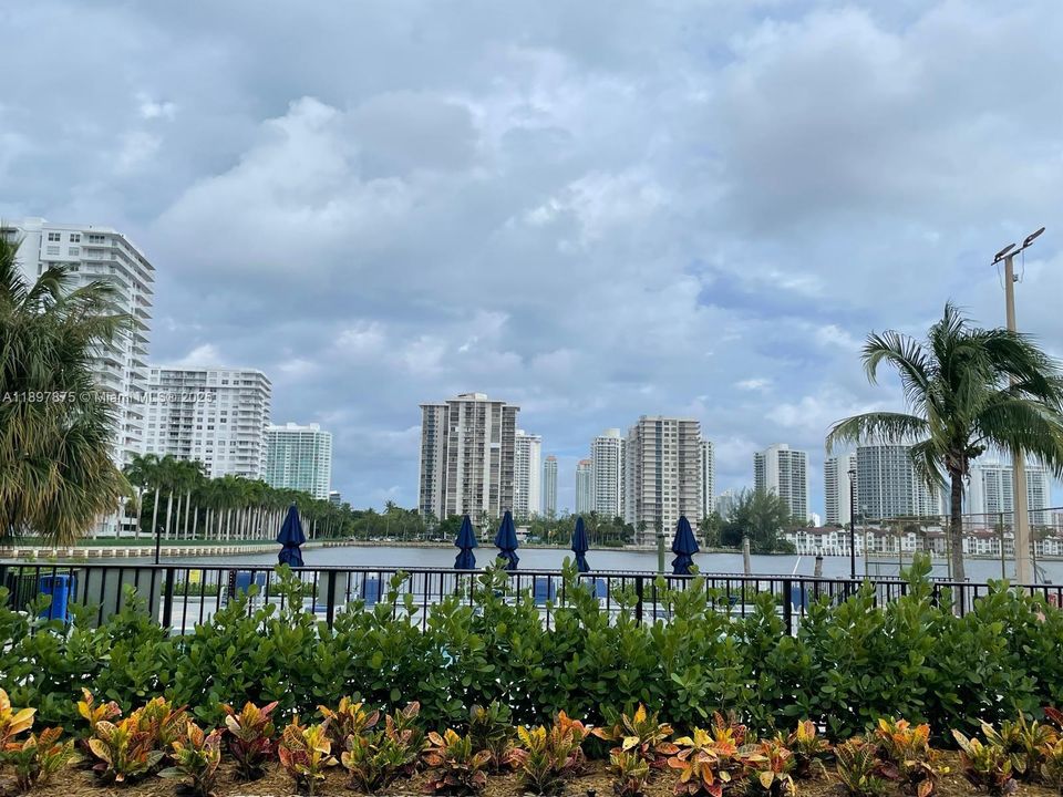 Active With Contract: $2,450 (2 beds, 2 baths, 1232 Square Feet)