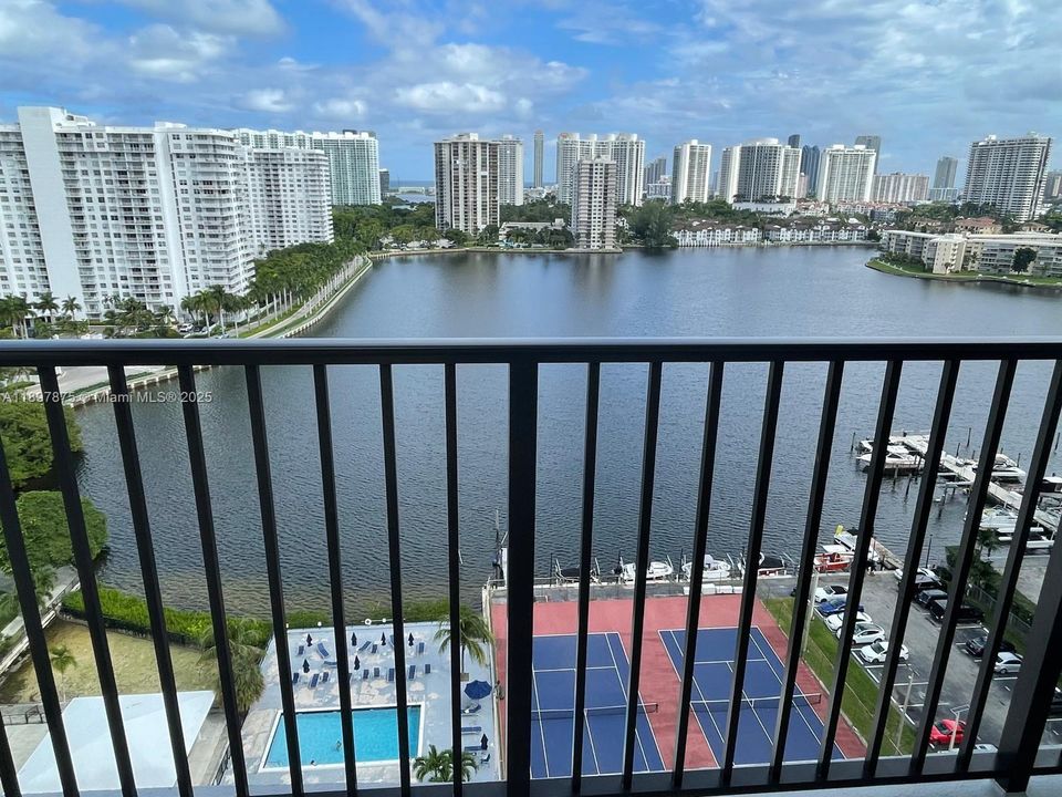 Active With Contract: $2,450 (2 beds, 2 baths, 1232 Square Feet)