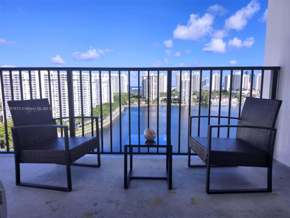 Active With Contract: $2,450 (2 beds, 2 baths, 1232 Square Feet)