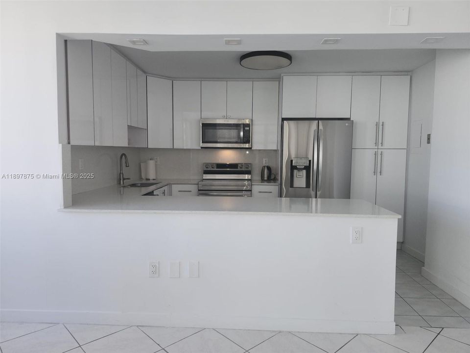 Active With Contract: $2,450 (2 beds, 2 baths, 1232 Square Feet)