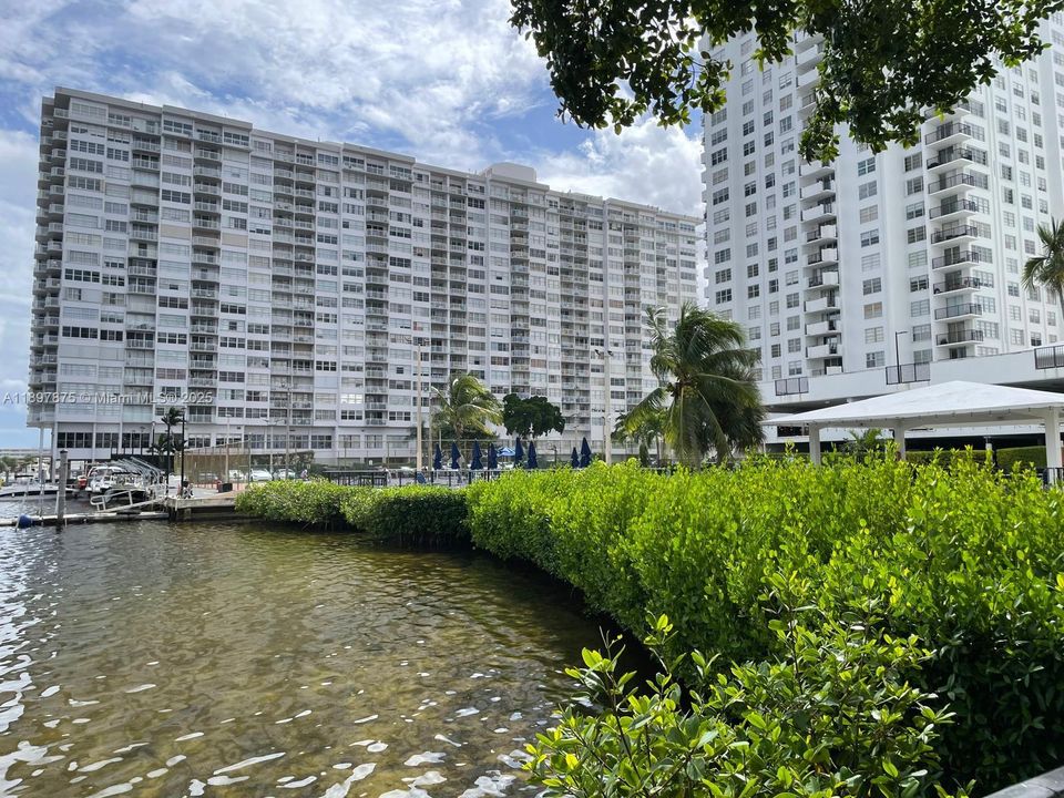 Active With Contract: $2,450 (2 beds, 2 baths, 1232 Square Feet)