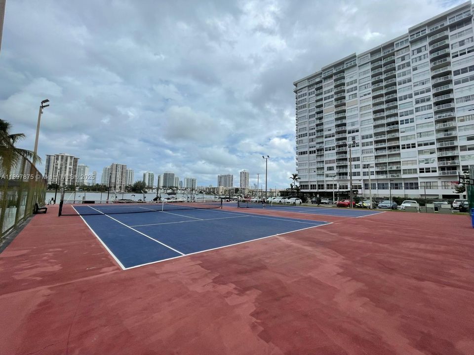 Active With Contract: $2,450 (2 beds, 2 baths, 1232 Square Feet)