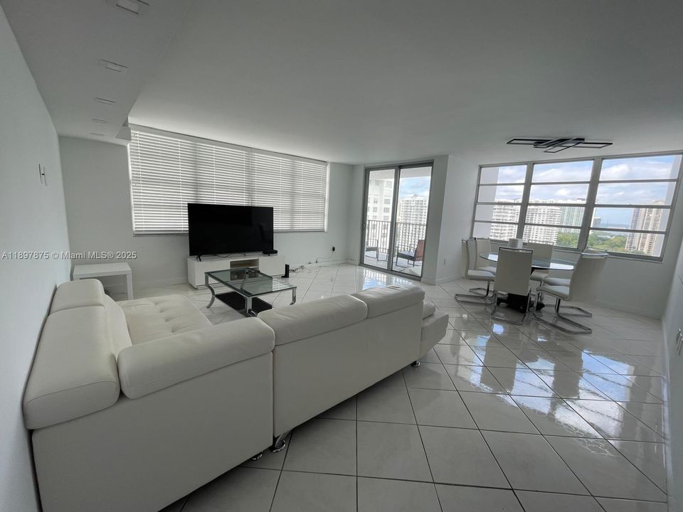 Active With Contract: $2,450 (2 beds, 2 baths, 1232 Square Feet)